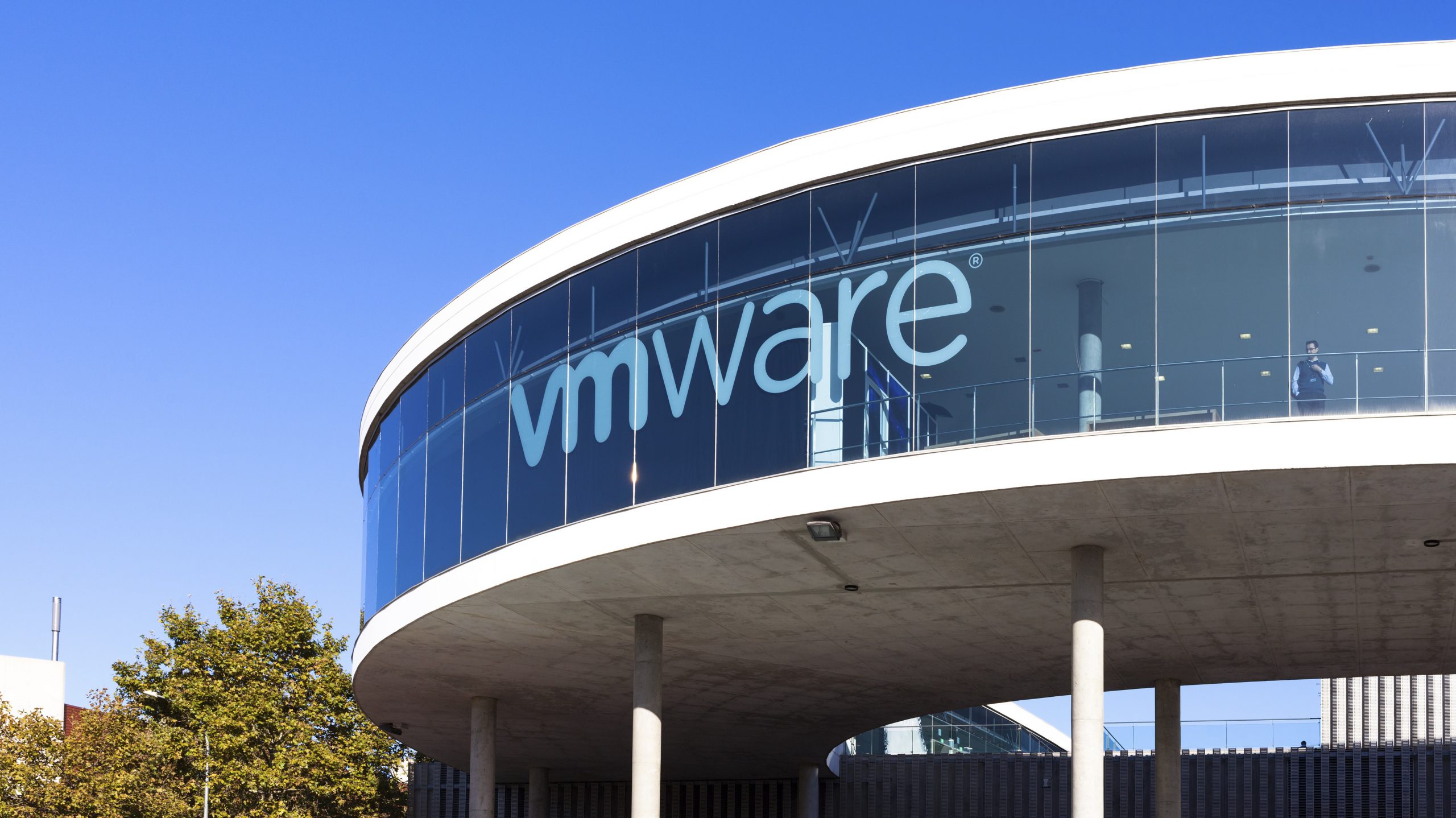 "VMware Revolutionizes Cloud Management with Cross-Cloud Managed Services"